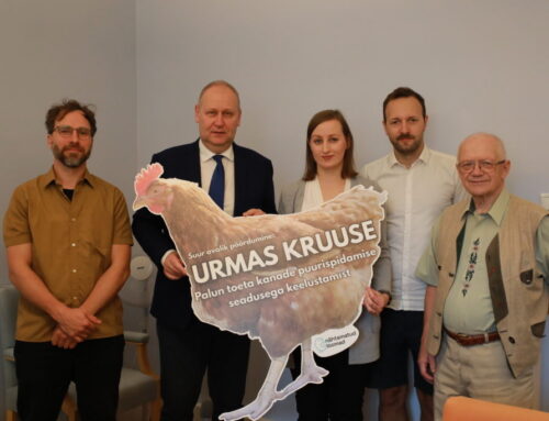 Fotod: Eksperdid esitasid Urmas Kruusele suure avaliku pöördumise, et ta ei lõpetaks kanade puurispidamise keelu eelnõu menetlust